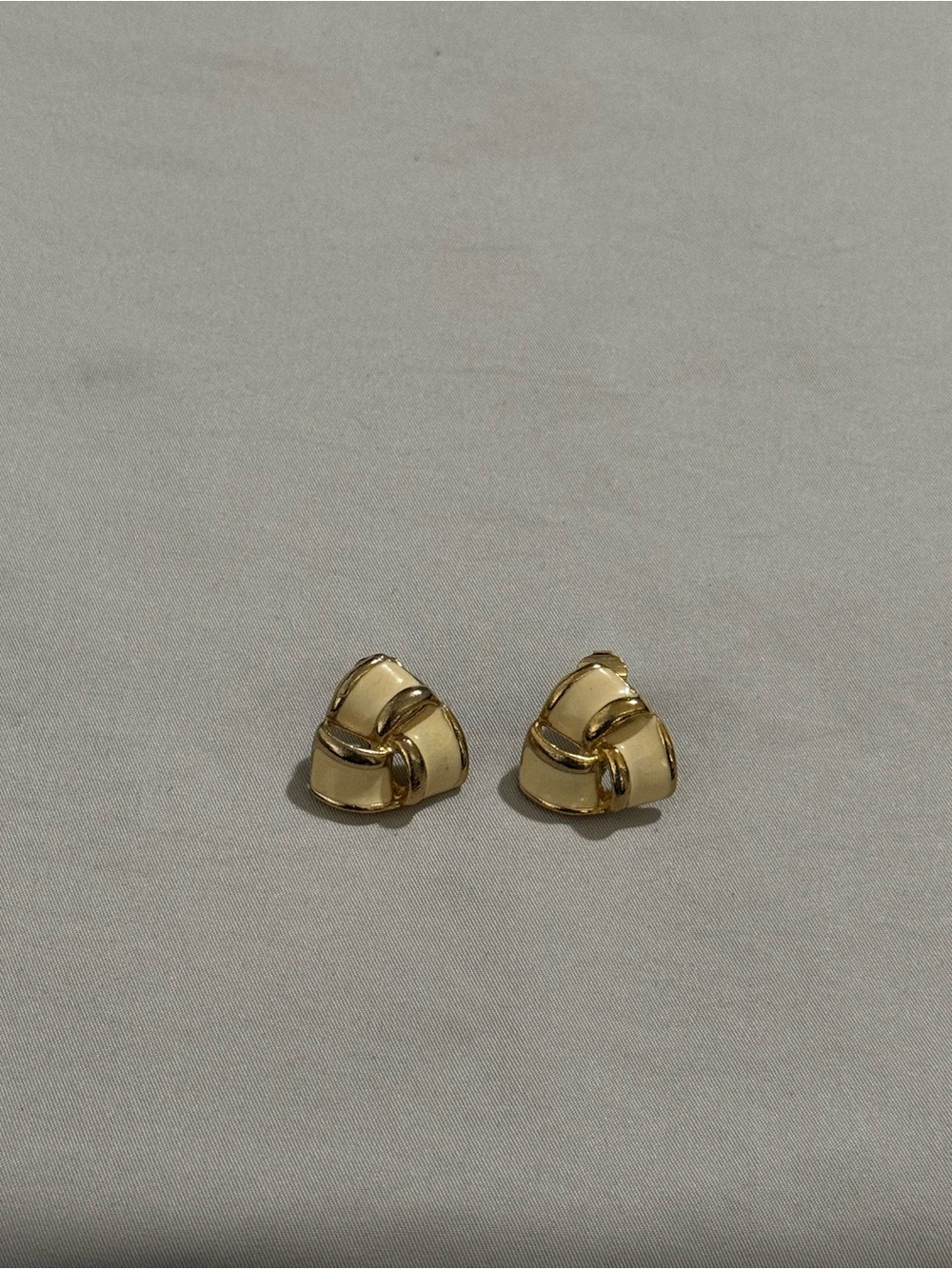 Vintage 80s Cream Enamel & Gold Tone Geometric Knot Clip On Earrings